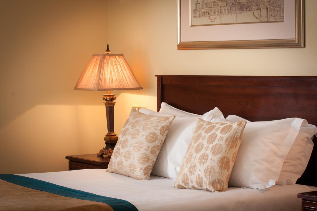 Meadow Court Hotel Loughrea Room photo
